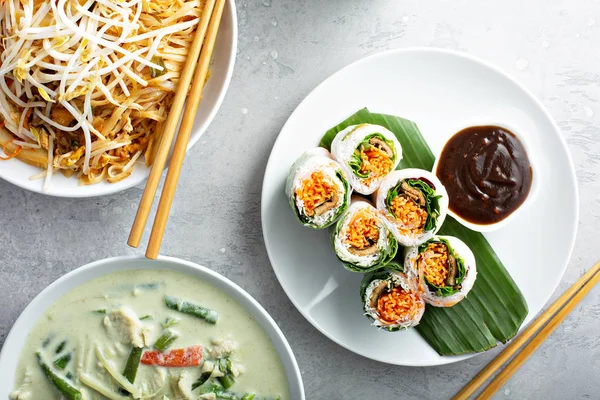 Fresh basil and vegetable spring rolls — Stock Photo, Image