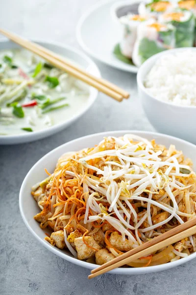 Pad Thai noodles with chicken — Stock Photo, Image