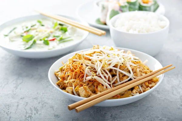 Pad Thaise noedels met kip — Stockfoto