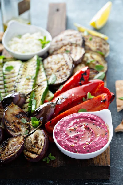 Izgara sebzeler ve humus tabağı