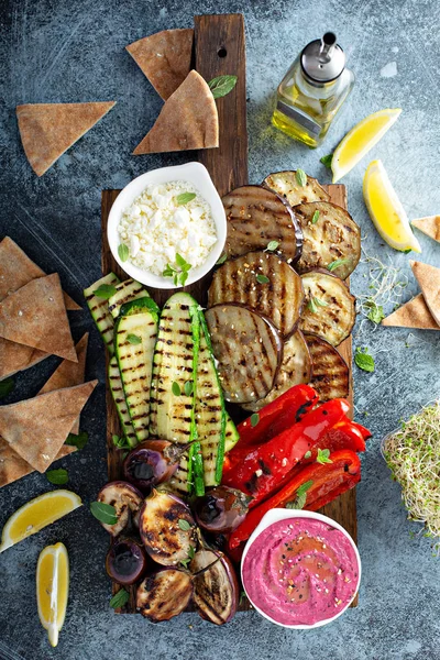 Izgara sebzeler ve humus tabağı