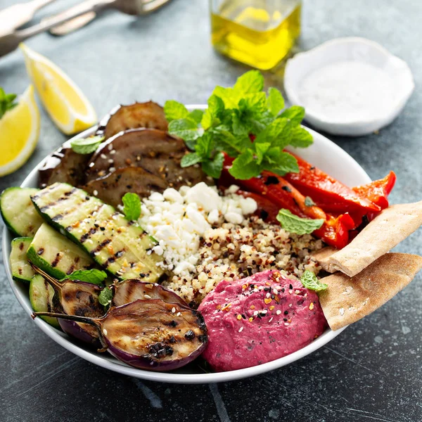 Gegrilde groenten en quinoa lunch Bowl — Stockfoto