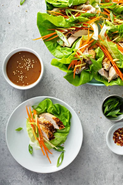 Asya ızgara tavuk zencefil marul sarar