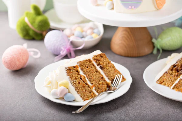 Easter cake with sugar cookies decor — Stock Photo, Image