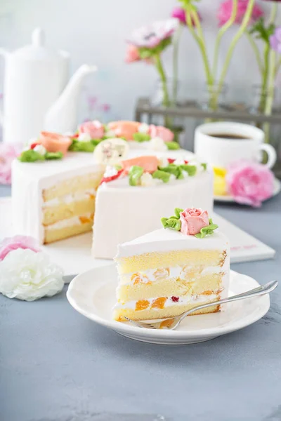 꽃과 어머니의 날 케이크 — 스톡 사진