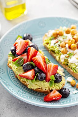 Sağlıklı avokado tost ikilisi