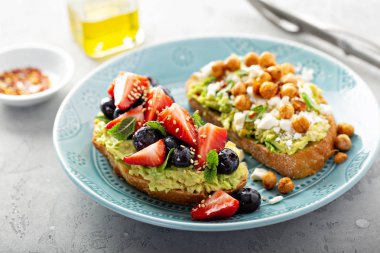 Sağlıklı avokado tost ikilisi
