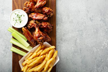 Barbekü tavuk kanadı.