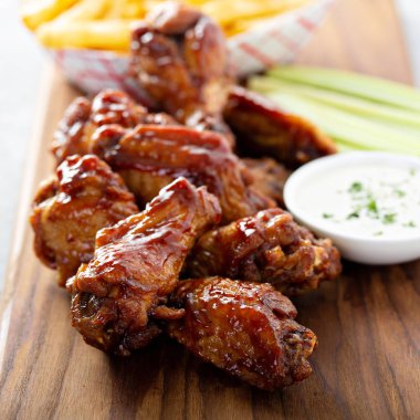 Barbekü tavuk kanadı.