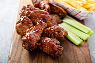 Barbekü tavuk kanadı.