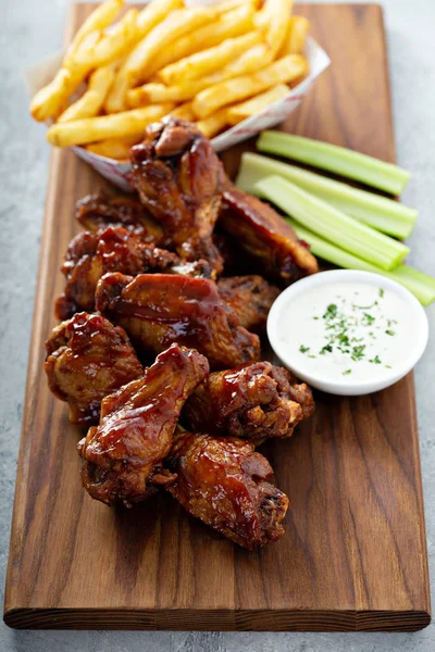 Barbekü tavuk kanadı.