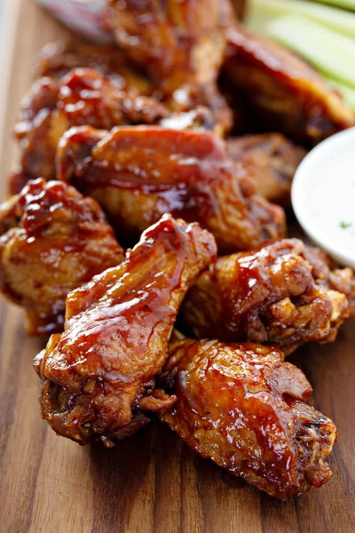 Barbekü tavuk kanadı.