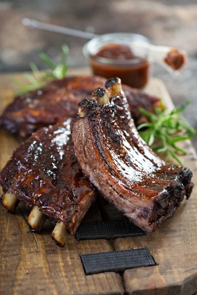 Churrasco grelhado costelas com molho — Fotografia de Stock