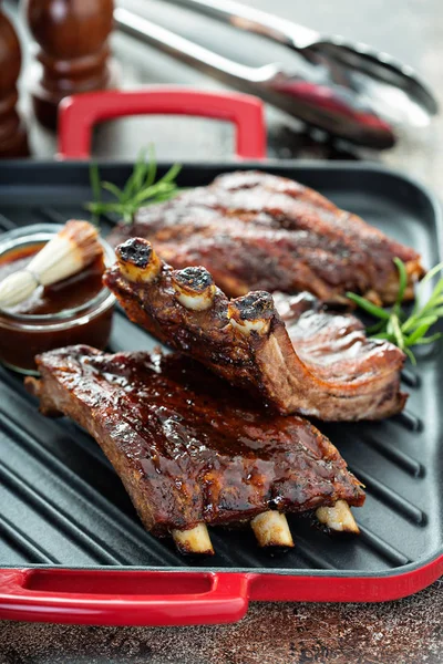 Côtes de barbecue grillées avec sauce — Photo