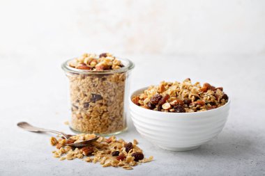 Hindistan cevizi ve badem ile ev yapımı granola