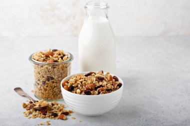 Hindistan cevizi ve badem ile ev yapımı granola