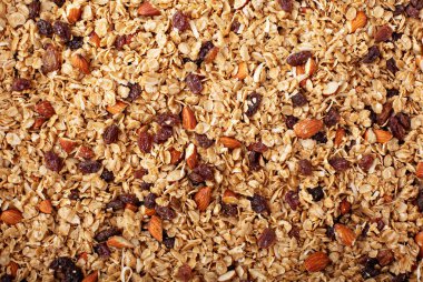 Hindistan cevizi ve badem ile ev yapımı granola