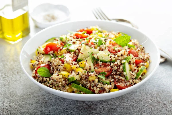 フレッシュキノア tabbouleh サラダ — ストック写真