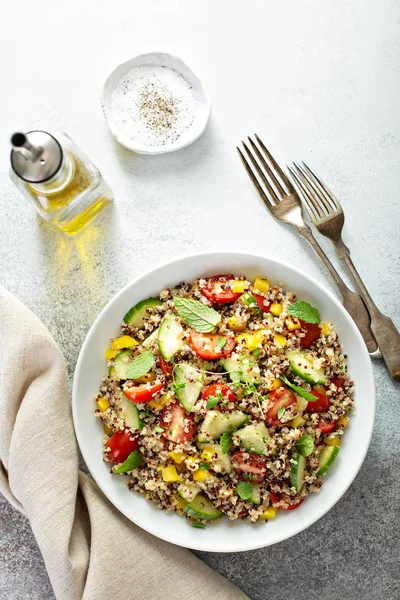 Salada de quinoa tabbouleh fresca — Fotografia de Stock