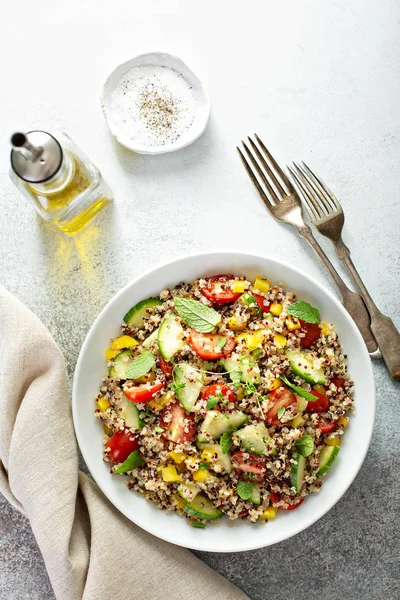 Čerstvý salát z quinoa tabbúle — Stock fotografie