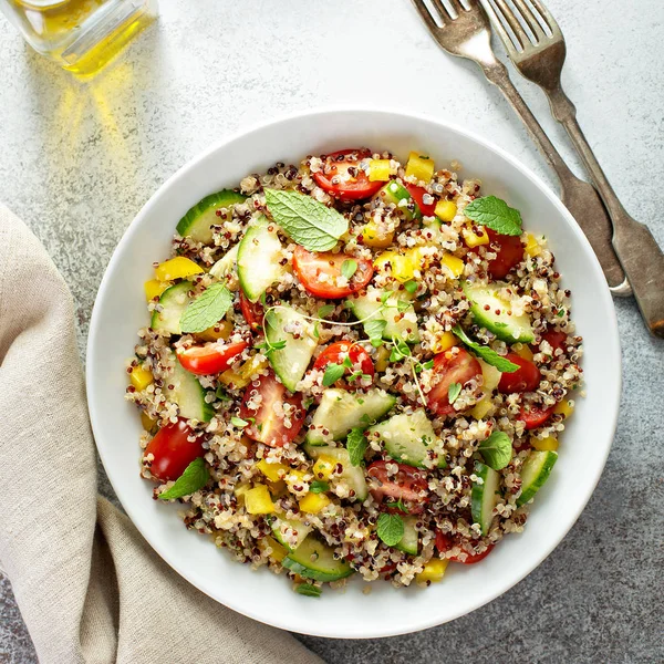 Salada de quinoa tabbouleh fresca — Fotografia de Stock