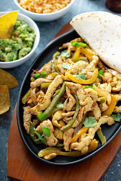 Frango e pimentão fajitas — Fotografia de Stock