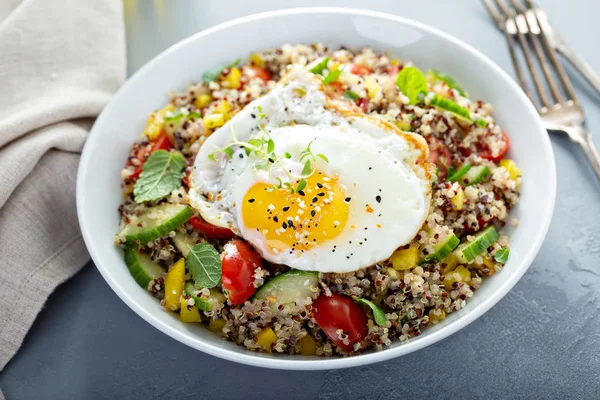 Ensalada de quinua fresca con huevo frito — Foto de Stock