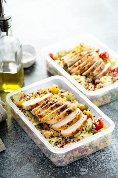 Frischer Quinoa Tabbouleh Salat mit gegrilltem Huhn — Stockfoto