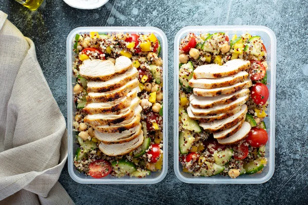 Fresh quinoa tabbouleh salad with grilled chicken — Stock Photo, Image