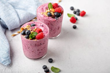 Taze karışık berry smoothie