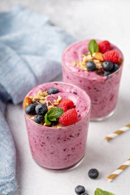 Taze karışık berry smoothie