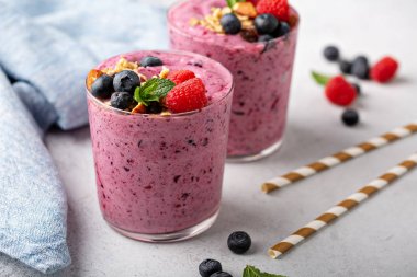Taze karışık berry smoothie