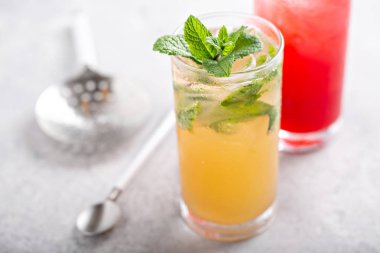 Mojito ve Deniz esintisi kokteyli