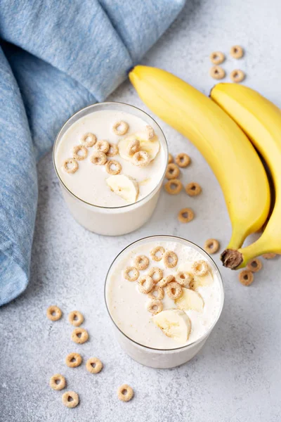 Healthy banana smoothie — Stock Photo, Image