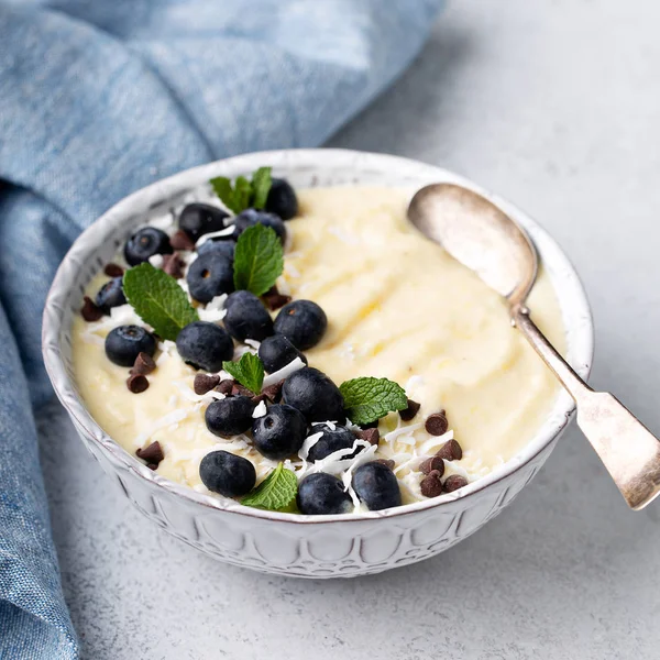 Banana pineapple tropical smoothie bowl — Stock Photo, Image