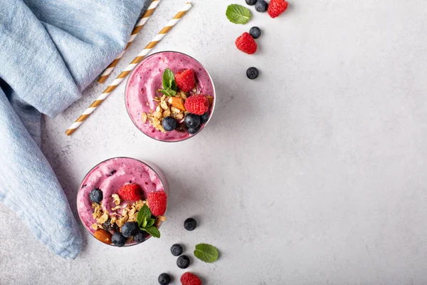 Färsk blandad bärsmoothie — Stockfoto