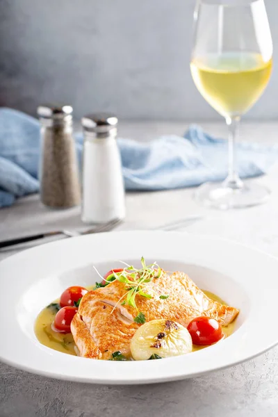 Salmon with vegetables — Stock Photo, Image