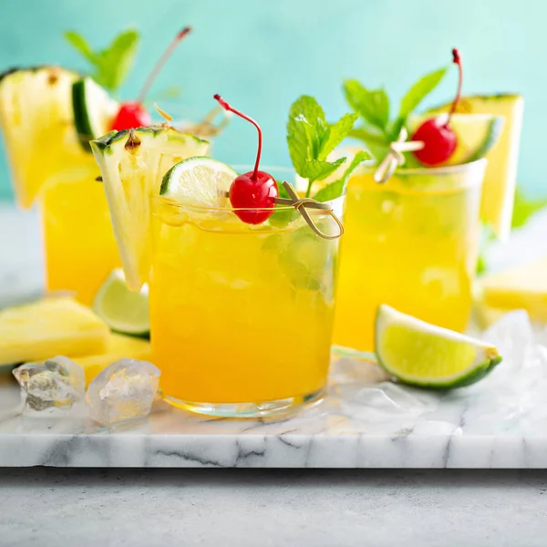 Refreshing summer pineapple rum cocktail — Stock Photo, Image