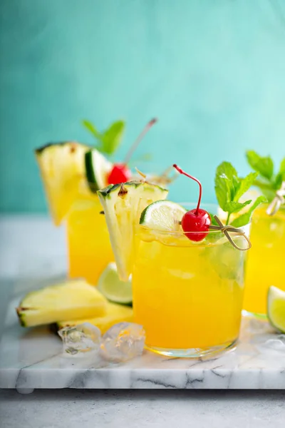 Rafraîchissant été ananas rhum cocktail — Photo