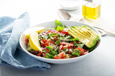 Taze sebze ve Quinoa salatası