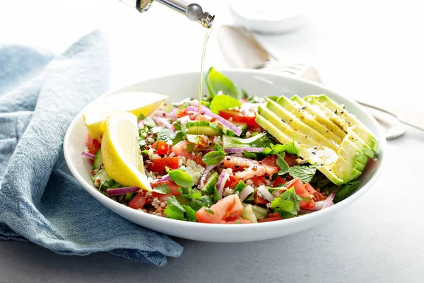 Produtos hortícolas frescos e salada de quinoa — Fotografia de Stock