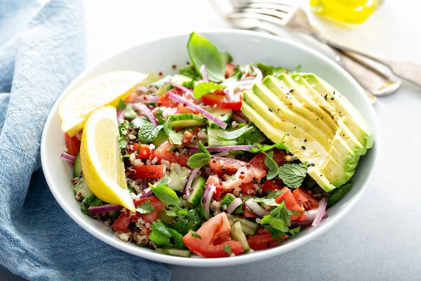 Salade de légumes frais et quinoa — Photo