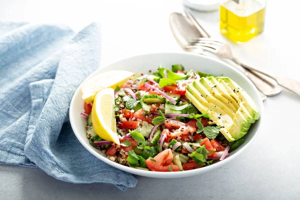 Tuoreet vihannekset ja kvinoa-salaatti — kuvapankkivalokuva