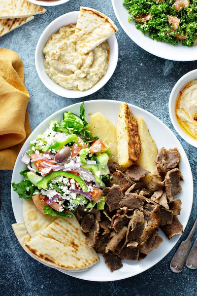 Masanın üzerine Akdeniz yemekleri