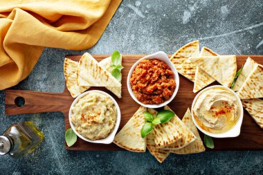 Pide ve dips ile Mezze kurulu