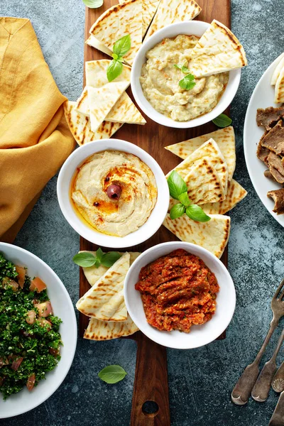 Pide ve dips ile Mezze kurulu
