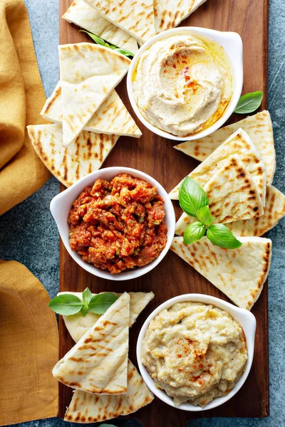 Pide ve dips ile Mezze kurulu
