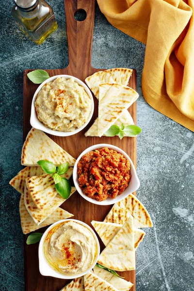 Mezze board with pita and dips — Stock Photo, Image