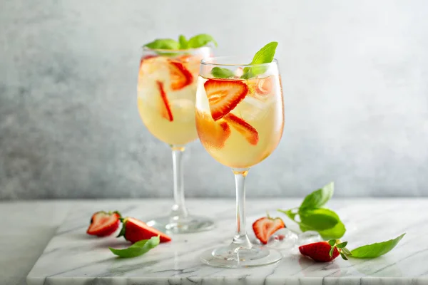 Sommer-Sangria mit Erdbeeren — Stockfoto