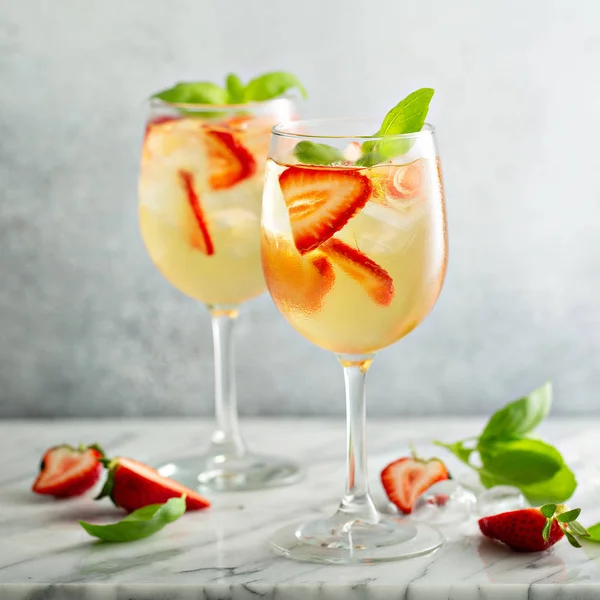 Sommer-Sangria mit Erdbeeren — Stockfoto